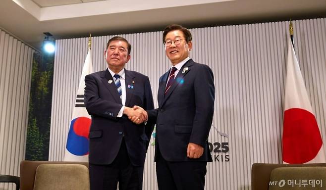 (서울=뉴스1) 박지혜 기자 = 이재명 대통령이 17일(현지시간) 캐나다 앨버타주 캐내내스키스 주요 7개국(G7) 정상회의장에서 이시바 시게루 일본 총리와 한·일 정상회담을 하고 있다. (대통령실 제공. 재판매 및 DB 금지) 2025.6.19/뉴스1 Copyright (C) 뉴스1. All rights reserved. 무단 전재 및 재배포, AI학습 이용 금지. /사진=(서울=뉴스1) 박지혜 기자