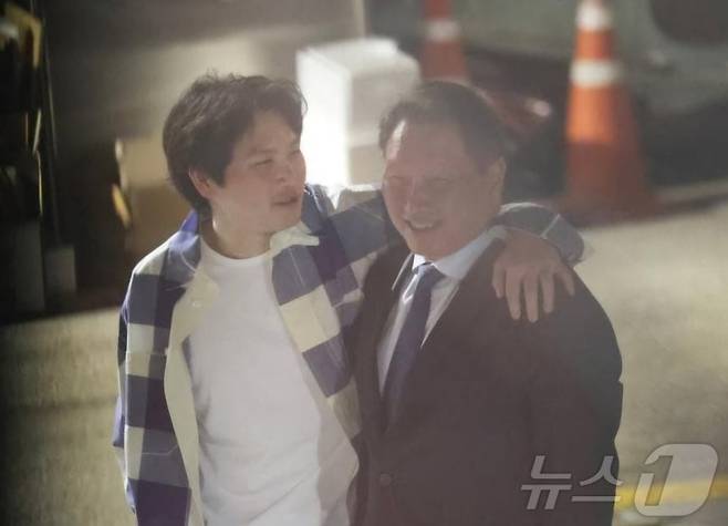 최태원 SK그룹 회장이 장남인 최인근씨와 서울 강남의 한 거리에서 어깨동무를 한 채 대화하는 모습이 포착됐다.(온라인커뮤니티 갈무리)/뉴스1