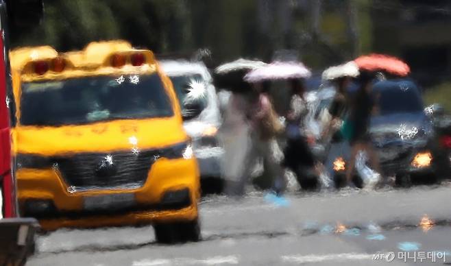 [제주=뉴시스] 우장호 기자 = 올해 첫 폭염특보가 발효되는 등 무더운 날씨를 보인 29일 오후 제주시 건입동 도로 위로 아지랑이가 피어오르고 있다.  기상청에 따르면 당분간 폭염특보가 발표된 제주도북부, 동부, 중산간을 중심으로 뜨겁고 습한 남풍류가 유입돼 무더운 날씨가 이어질 것으로 전망된다. 2025.06.29. woo1223@newsis.com /사진=우장호