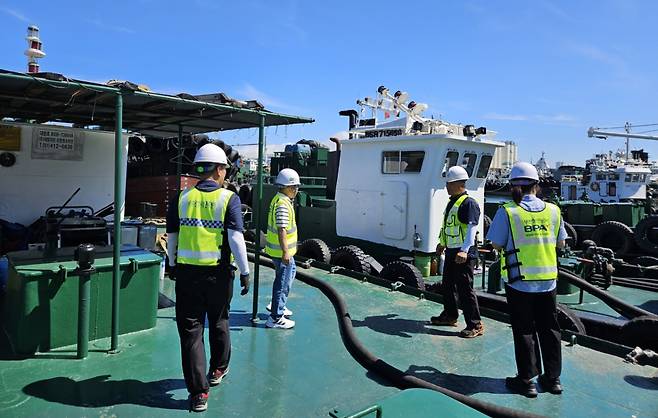 부산항 계류지 점검 모습./사진제공=부산항만공사