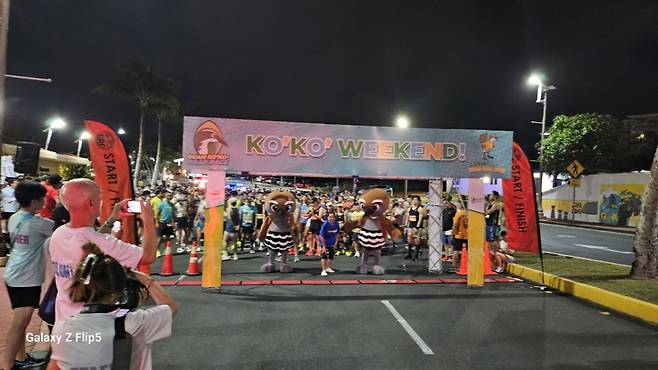 지난 13일 오전 5시 하프마라톤 출발선에서 각국 러너들이 출발 신호를 기다리고 있다. /괌=김고금평 기자