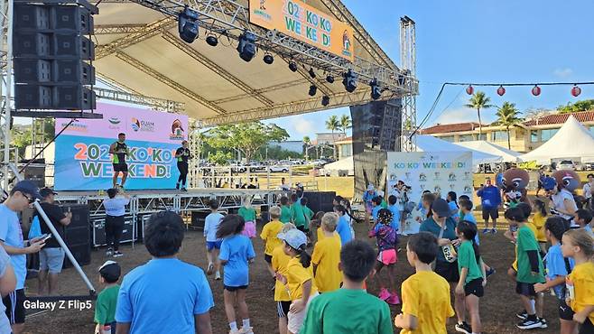 '코코 키즈 펀 런' 경기에 앞서 참가 어린이들이 스트레칭 코치들의 안무와 신나는 음악에 맞춰 몸을 풀고 있다. /괌=김고금평 기자