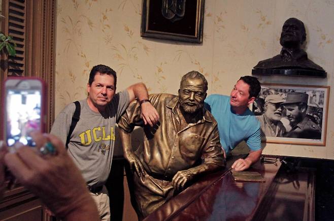 1960년 쿠바 카스트로 정권이 외국인 소유 자산을 국유화되자 헤밍웨이는 쿠바를 떠났다. 사진은 헤밍웨이 손자인 존 헤밍웨이(왼쪽)와 패트릭 헤밍웨이가 헤밍웨이가 즐겨찾던 쿠바 하바나 레스토랑 플로리디타를 방문한 모습. /사진=로이터