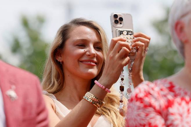 로키산맥을 품은 나라 캐나다에서 158회 건국기념일을 맞아 '캐나다 데이'가 진행됐다. 사진은 지난1일(현지시각) 배우 블레이크 라이블리가 캐나다 오타와에서 열린 캐나다의 날 축제에서 캐나다 훈장을 받는 남편 라이언 레이놀즈를 촬영하고 있는 모습. /사진=로이터