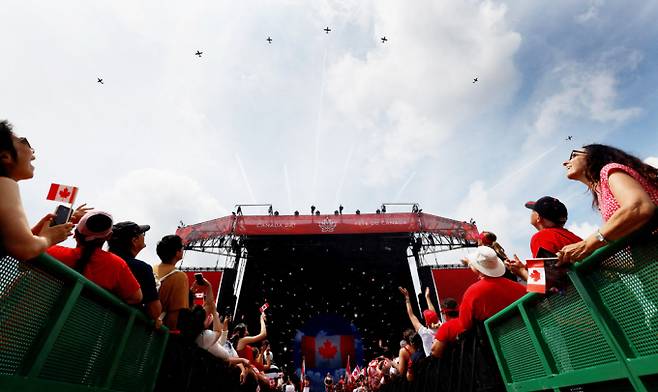 로키산맥을 품은 나라 캐나다에서 158회 건국기념일을 맞아 '캐나다 데이'가 진행됐다. 사진은 1일(현지시각) 캐나다 공군이 캐나다 오타와에서 열린 캐나다의 날을 맞아 국회의사당 위로 비행을 하는 모습. /사진=로이터