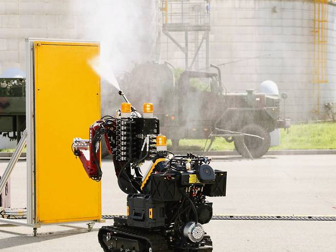고리 1호기 원전 해체가 결정되면서 관련 로봇 산업이 주목 받고 있다. 사진은 한국원자력연구원이 개발한 암스트롱 로봇의 방사능 방재 훈련 모습. /사진=한국원자력연구원