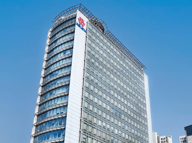 그룹 내 레저 계열사를 인수한 코오롱글로벌이 재무 건전성을 확보해 반등의 발판을 마련할지 주목된다. 사진은 코오롱글로벌 과천사옥 전경. /사진=코오롱글로벌