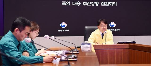 김광용(오른쪽) 행정안전부 재난안전관리본부장은 폭염 특보가 전국으로 확대됨에 따라 1일 정부서울청사 서울상황센터에서  ‘폭염 대응 추진상황 긴급 점검회의’를 주재하고 쪽방 주민, 독거노인 등 폭염 취약계층 보호를 중심으로 기관별 대응상황을 점검했다. 김 본부장이 모두발언을 하고 있다. 행안부 제공