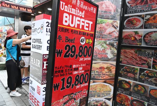 명동물가도 들썩  : 2일 서울 중구 명동의 한 음식점 앞에 외국인 관광객을 타깃으로 한 중국어·영어 메뉴판이 설치돼 있다.   박윤슬 기자