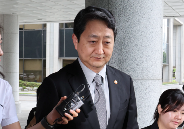 심각  : 안덕근 산업통상자원부 장관이 2일 오전 서울 서초구 서울고검에 마련된 내란특검 사무실에 조사를 받기 위해 출석하고 있다. 뉴시스