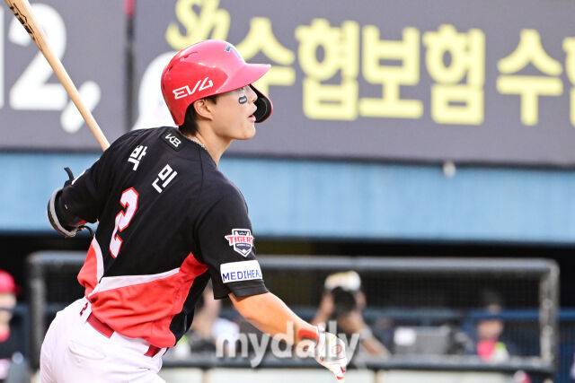 29일 오후 서울 잠실야구장에서 진행된 '2025 프로야구 KBO리그' KIA-LG의 경기. 기아 박민이 6회초 선두타자로 등장해 안타를 때리고 있다./마이데일리