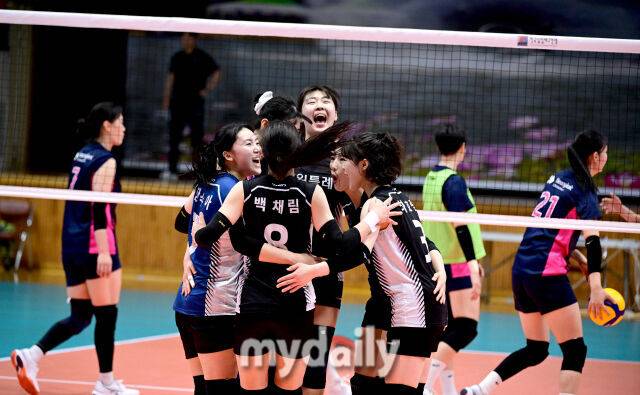 흥국생명과의 대회 1일차 경기에 나선 수원특례시청 선수들./단양=유진형 기자