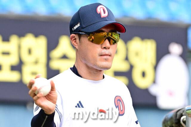 2일 서울 잠실야구장에서 열린 '2025 신한 SOL BANK KBO리그' 삼성 라이온즈와 두산 베어스 경기. 두산 조성환 감독대행이 경기 전 선수들의 훈련을 지켜보고 있다./잠실 = 한혁승 기자