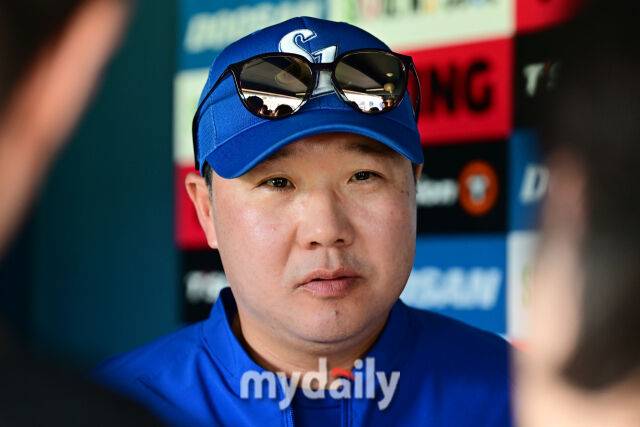 1일 서울 잠실야구장에서 열린 '2025 신한 SOL BANK KBO리그' 삼성 라이온즈와 두산 베어스 경기. 삼성 박진만 감독이 경기 전 인터뷰를 하고 있다./마이데일리