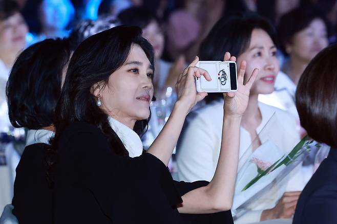 이부진 호텔신라 사장이 1일 서울 중구 신라호텔 다이너스티홀에서 열린 제4회 여성기업주간 개막식에 참석해 축하 공연을 촬영하고 있다. [연합]