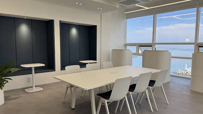 국립한국해양대학교 산학협력단은 혁신융합캠퍼스 10층에 워케이션 센터를 개소했다. 사진은 오션뷰를 갖춘 회의실 전경. [국립한국해양대학교 제공]
