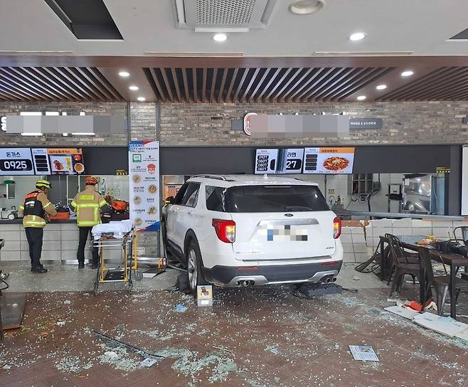 강릉 영동고속도로 대관령 휴게소에서 차량이 돌진해 10명이 부상을 입었다.[강원도소방본부 제공]