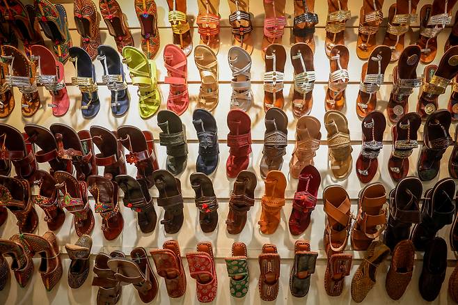 2025년 6월 27일, 인도 뉴델리. 인도 전통 신발 ‘콜라푸리(Kolhapuri)’ 샌들이 한 상점에 진열돼 있다. [로이터]