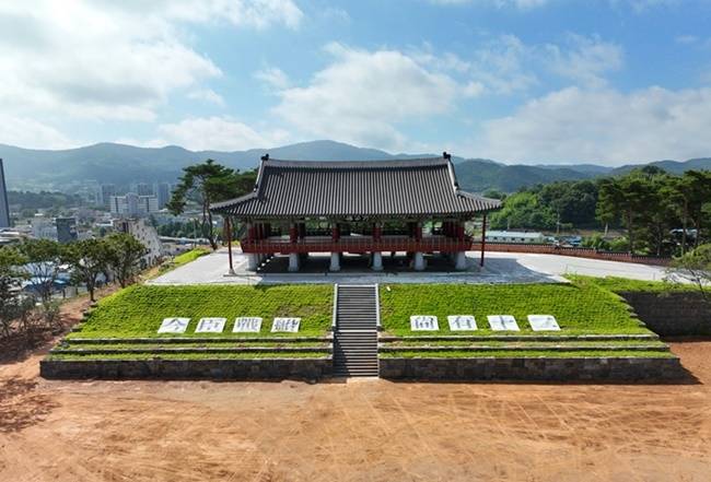 보성군청 앞 열선루 복원 공사 마무리 작업이 한창이다.