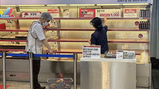 1일 오전 10시20분께 서울 중구 롯데마트 제타플랙스 서울역점에서 ‘통큰치킨’이 판매 중이다. 박연수 기자