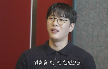그룹 ‘코요태’ 멤버 신지(44)와 결혼을 앞둔 가수 문원(37). [유튜브 채널 ‘어떠신지?’ 캡처]