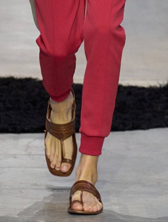 [서울=뉴시스] 프라다 패션쇼에 나온 T자 스트랩 샌들.(사진=엑스 옛 트위터 갈무리) *재판매 및 DB 금지