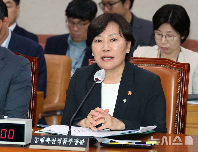[서울=뉴시스] 김명년 기자 = 송미령 농림축산식품부 장관이 지난달 26일 오후 서울 여의도 국회에서 열린 농림축산식품해양수산위원회 전체회의에서 위원 질의에 답하고 있다. 2025.06.26. kmn@newsis.com