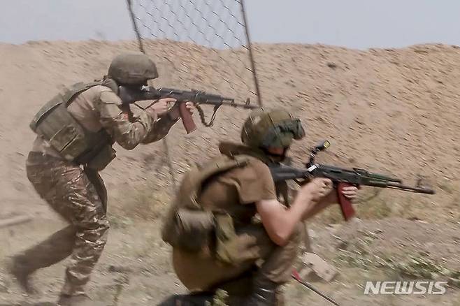 [도네츠크=AP/뉴시스] 러시아와 국경을 맞댄 북·동유럽 북대서양조약기구(NATO·나토) 회원국들이 일제히 대인지뢰 사용을 금지하는 '오타와 협약' 탈퇴를 결정했다. 러시아와 전쟁 중인 우크라이나도 오타와 협약 탈퇴 결정을 공식 선언하면서, 유럽은 러시아와의 접경 지대 전역에 지뢰를 매설할 수 있게 될 전망이다. 사진은 지난해 7월21일(현지 시간) 러시아 육군 돌격대가 우크라이나 미공개 장소에서 우크라이나군의 거점을 점령하는 모습. (사진=러시아 국방부) 2025.07.01.