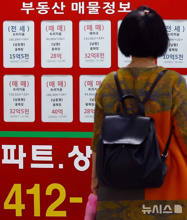 [서울=뉴시스] 박주성 기자 = 서울 집값 급등세에 6월 가계대출 증가액이 7조 원에 근접하며 5개월 연속 증가세를 이어가고 있다. 금융권과 금융당국에 따르면, 지난 26일 기준 전체 금융권 가계대출 잔액은 약 5조8천억 원 늘었다. 이에 금융당국이 주택담보대출 한도를 6억원으로 묶는 대출 규제를 발표한 만큼 '고액 영끌' 수요는 꺾일 것으로 예상된다.  사진은 29일 서울 시내 부동산 중계업소의 모습. 2025.06.29. park7691@newsis.com