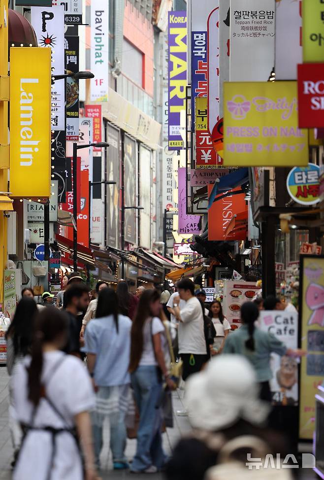 [서울=뉴시스] 김선웅 기자 = 정부가 30조5000억원 규모의 2차 추가경정예산(추경)안을 편성했다. 정부는 19일 이재명 대통령 주재로 국무회의를 열고 2차 추경안을 심의·의결했다. 이번 추경으로 인해 늘어나는 재정 지출은 20조2000억원으로 경기 진작과 민생 회복을 위해 전 국민 민생회복 소비 쿠폰 지급, 사회간접자본 투자, 취약 소상공인 채무 조정 등의 사업들을 추진할 계획이다. 나머지 10조3000억원은 세입 예산 규모를 조정하는 '세입 경정'이다. 19일 서울 시내 상점가에서 시민들이 오가고 있다. 2025.06.19. mangusta@newsis.com