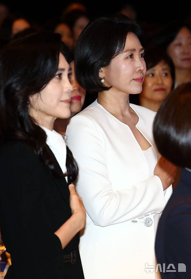 [서울=뉴시스] 박주성 기자 = 이재명 대통령 부인 김혜경 여사와 이부진 호텔신라 사장을 비롯한 여성기업인들이 1일 서울 중구 서울신라호텔 2층 다이너스티 홀에서 열린 제4회 여성기업주간 개막식에 참석해 국민의례를 하고 있다. 2025.07.01. park7691@newsis.com