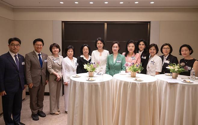 [서울=뉴시스] 이재명 대통령 부인 김혜경 여사가 1일 서울 중구 신라호텔에서 열린 제4회 여성기업주간 개막식에 앞서 환담장에서 박창숙 한국여성경제인협회 회장, 이부진 호텔신라 사장 등 참석자들과 기념촬영을 하고 있다. (사진=대통령실 제공) 2025.07.01. photo@newsis.com *재판매 및 DB 금지