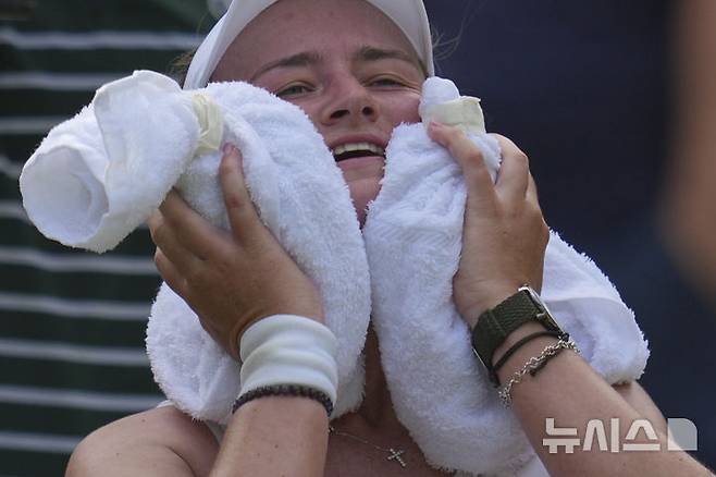 [런던=AP/뉴시스] 체코의 바보라 크레이치코바가 1일(현지 시간) 영국 런던 올잉글랜드 클럽에서 열린 2025 윔블던 테니스 대회 여자 단식 1회전 필리핀의 알렉산드리 이알라와의 경기에서 얼음주머니로 더위를 식히고 있다. 2025.07.02.<font style="vertical-align: inherit;"><font style="vertical-align: inherit;"></font></font>