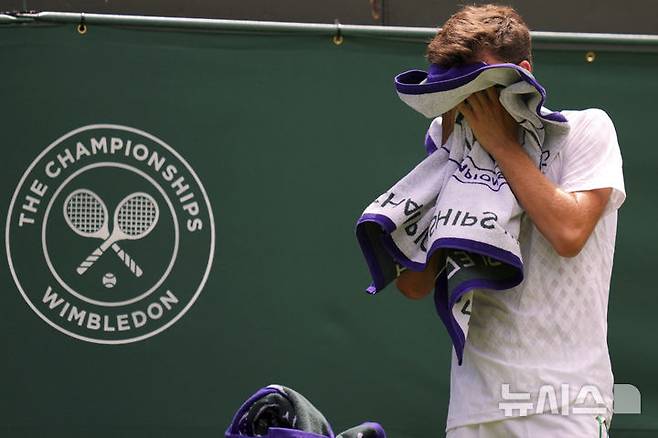 [런던=AP/뉴시스] 이탈리아의 루카 나르디가 1일(현지 시간) 영국 런던 올잉글랜드 클럽에서 열린 2025 윔블던 테니스 대회 남자 단식 1회전 이탈리아의 야닉 시너와의 경기 중 수건으로 땀을 닦고 있다. 2025.07.02.<font style="vertical-align: inherit;"><font style="vertical-align: inherit;"></font></font>