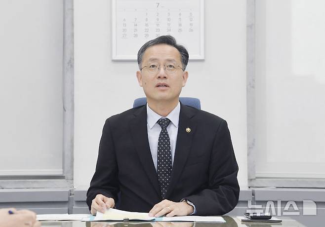 [서울=뉴시스] 이형일 기획재정부 장관 직무대행 1차관이  2일 서울 영등포구 국회의사당에서 열린 제49차 물가관계차관회의를 주재하고 있다. (사진=기획재정부 제공) 2025.07.02. photo@newsis.com