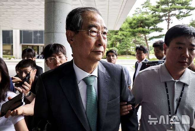 [서울=뉴시스] 조성우 기자 = 한덕수 전 국무총리가 2일 서울 서초구 서울고검에 마련된 내란특검 사무실에 조사를 받기 위해 출석하고 있다. 2025.07.02. xconfind@newsis.com