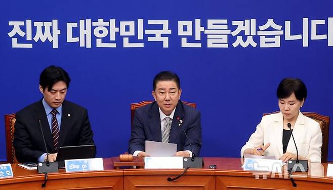 [서울=뉴시스] 조성봉 기자 = 김병기 더불어민주당 당대표 직무대행 겸 원내대표가 2일 오전 서울 여의도 국회에서 열린 최고위원회의에서 발언을 하고 있다. 2025.07.02.suncho21@newsis.com