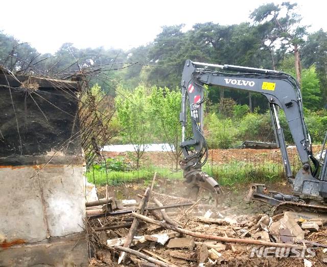 [장성=뉴시스] 전남 장성군이 오랫동안 방치돼 마을 전체 모습에 부정적인 영향을 미치는 농촌지역 폐·공가를 철거하고 있다. (사진=장성군 제공) 2020.08.31. photo@newsis.com