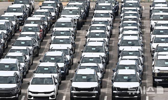 [평택=뉴시스] 김종택 기자 = 1일 경기 평택항 자동차 전용부두에 수출용 차량이 세워져 있는 모습. 2025.07.01. jtk@newsis.com