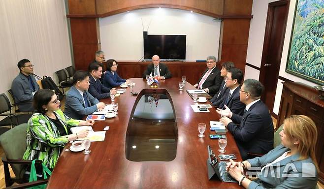 [안성·안양·광명=뉴시스] 한국 지방정부 대표단과 스테판 브루너 코스타리카 제1부통령이 면담중인 모습 (사진=안성시 제공) 2025.07.02.photo@newwsis.com