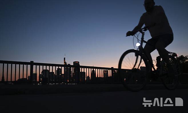 <font style="vertical-align: inherit;"><font style="vertical-align: inherit;">[프랑크푸르트=AP/뉴시스] 더위가 이어진 1일(현지 시간) 독일 프랑크푸르트 마인에서 한 시민이 자전거를 타고 있다. 2025.07.02.</font></font>