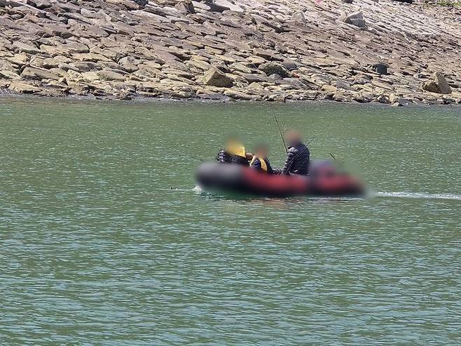 군산 옥도면 신치항 인근 해상에서 레저보트 승선원이 구명조끼를 착용하지 않아 해경에 적발됐다. (사진=해경 제공) *재판매 및 DB 금지