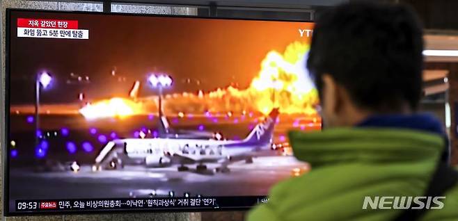 [서울=뉴시스] 정병혁 기자 = 지난해 1월 3일 서울 강서구 김포국제공항 국제선 출국장에 설치된 TV에 일본 하네다 공항 여객기 화재 사고 관련 뉴스가 나오고 있다. 일본 하네다 공항은 2일 여객기 화재 사고로 공항 활주로가 일부 폐쇄됐다. 2025.07.02. jhope@newsis.com