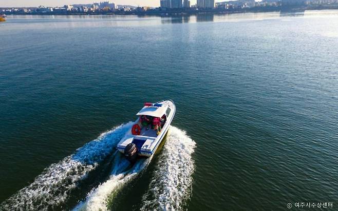 [여주=뉴시스] 남한강에 위치한 여주시수상센터. (사진=여주도시공사 제공) 2025.07.02. photo@newsis.com *재판매 및 DB 금지