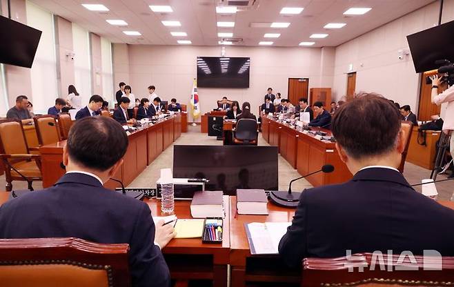 [서울=뉴시스] 조성봉 기자 = 이진수 법무부 차관과 배형원(왼쪽) 법원행정처 차장이 2일 오전 서울 여의도 국회에서 열린 법제사법위원회 법안심사제1소위원회에 출석해 있다. 2025.07.02. suncho21@newsis.com