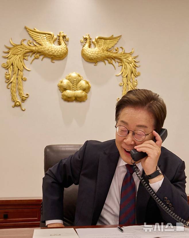 [서울=뉴시스] 이재명 대통령이 10일 서울 용산구 대통령실 청사 집무실에서 시진핑 중국 주석과 통화를 하고 있다. (사진=대통령실 제공) 2025.06.10. photo@newsis.com *재판매 및 DB 금지