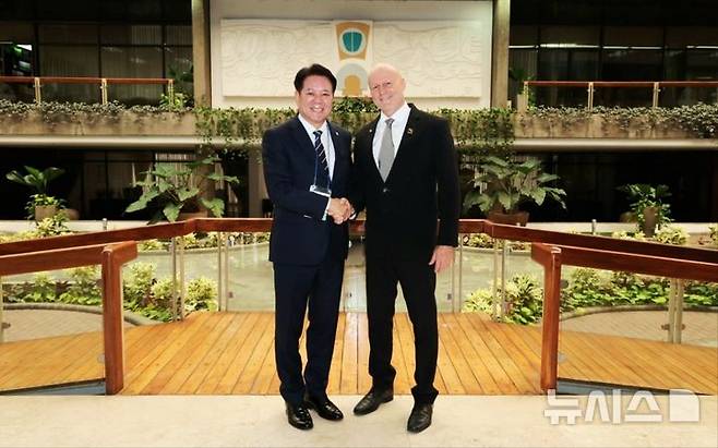 [안양=뉴시스] 최대호 안양시장(사진 왼쪽)이 스테판 브루너 코스타리카 제1부통령을 만난 가운데 악수를 하고 있다. (사진=안양시 제공).2025.07.02. photo@newsis.com *재판매 및 DB 금지