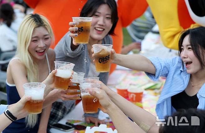 [대구=뉴시스] 이무열 기자 = 2일 대구 달서구 두류공원 2.28 자유광장에서 열린 ‘2025 대구 치맥 페스티벌’을 찾은 시민들이 시원한 맥주와 치킨을 먹으며 축제를 즐기고 있다. 2025.07.02. lmy@newsis.com