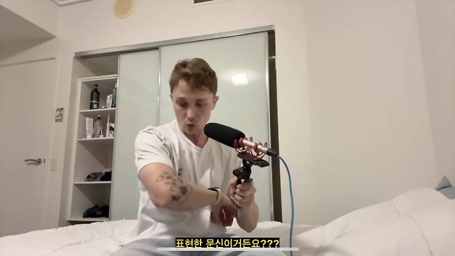 한 유튜버가 자신의 팔에 있는 무궁화와 태극기 문신을 보여주는 모습 [스웨국인 유튜브]