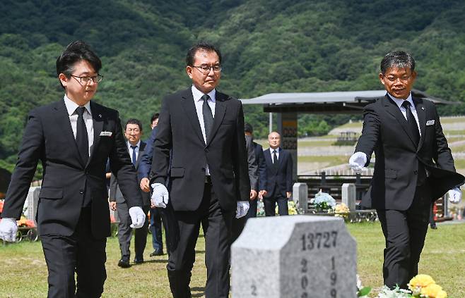이명현 순직해병대원 특별검사를 비롯한 특검팀이 1일 대전 유성구 대전현충원 고 채수근 상병 묘소를 참배하기 위해 입장하고 있다. 연합뉴스
